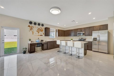 House in Miami, Florida 4 bedrooms, 205.59 sq.m. № 1696849 - photo 12