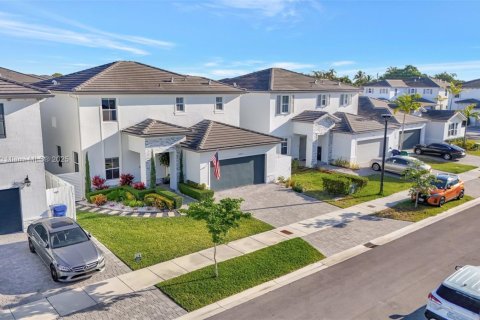 House in Miami, Florida 4 bedrooms, 205.59 sq.m. № 1696849 - photo 3