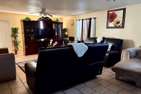 House in Lauderhill, Florida 3 bedrooms, 168.06 sq.m. № 1954095 - photo 7