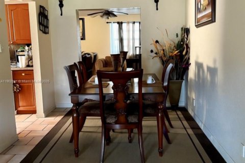 House in Lauderhill, Florida 3 bedrooms, 168.06 sq.m. № 1954095 - photo 4