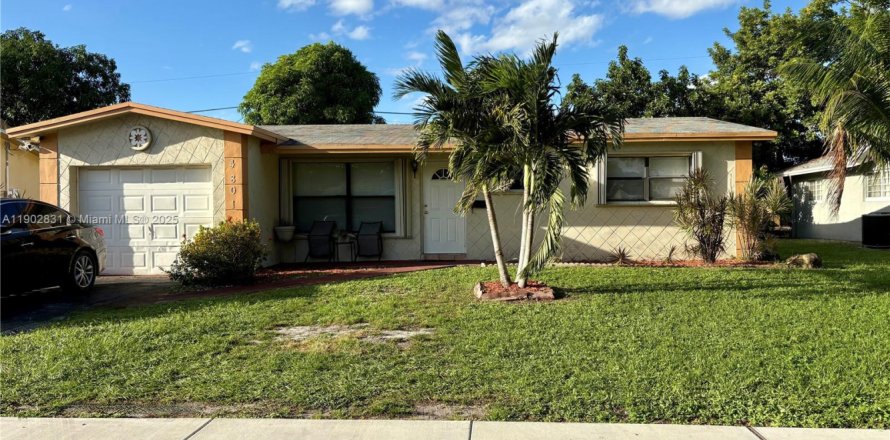 House in Lauderhill, Florida 3 bedrooms, 168.06 sq.m. № 1954095