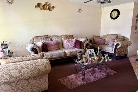 House in Lauderhill, Florida 3 bedrooms, 168.06 sq.m. № 1954095 - photo 3