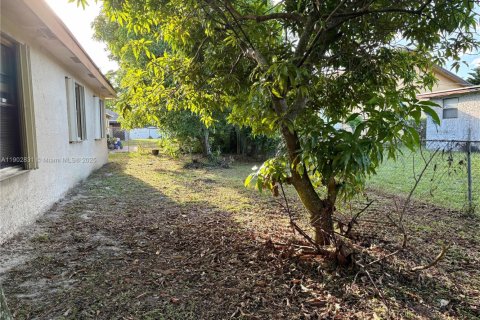 House in Lauderhill, Florida 3 bedrooms, 168.06 sq.m. № 1954095 - photo 12