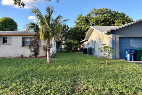 House in Lauderhill, Florida 3 bedrooms, 168.06 sq.m. № 1954095 - photo 13