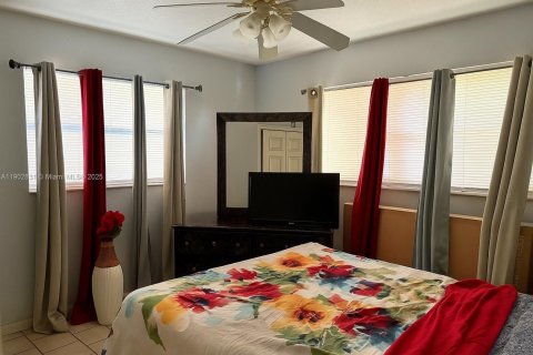 House in Lauderhill, Florida 3 bedrooms, 168.06 sq.m. № 1954095 - photo 9