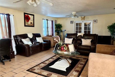 House in Lauderhill, Florida 3 bedrooms, 168.06 sq.m. № 1954095 - photo 6