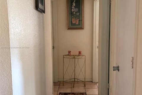 House in Lauderhill, Florida 3 bedrooms, 168.06 sq.m. № 1954095 - photo 8