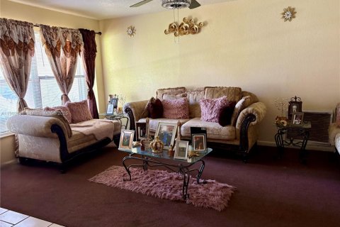 House in Lauderhill, Florida 3 bedrooms, 168.06 sq.m. № 1954095 - photo 2