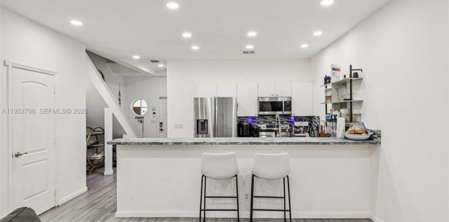 Townhouse in Hollywood, Florida 3 bedrooms, 146.79 sq.m. № 2189447