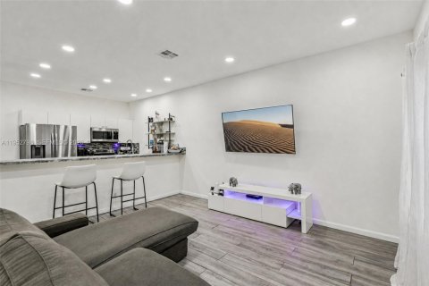 Townhouse in Hollywood, Florida 3 bedrooms, 146.79 sq.m. № 2189447 - photo 21