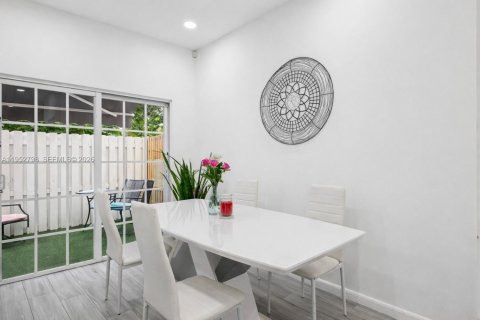 Townhouse in Hollywood, Florida 3 bedrooms, 146.79 sq.m. № 2189447 - photo 25