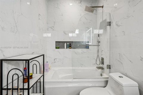 Townhouse in Hollywood, Florida 3 bedrooms, 146.79 sq.m. № 2189447 - photo 4