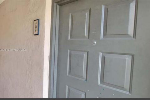 Condominio en alquiler en Miami, Florida, 1 dormitorio, 54.16 m2 № 2033343 - foto 10