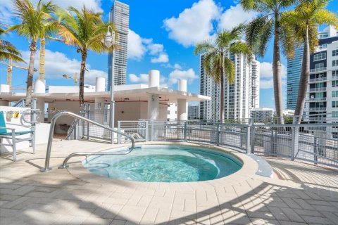 Condo in Miami, Florida, 1 bedroom  № 1952210 - photo 23