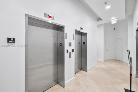 Condo in Miami, Florida, 1 bedroom  № 1952210 - photo 24