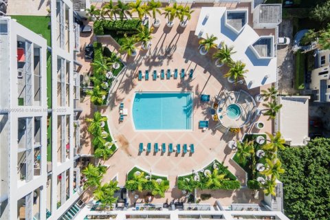 Condo in Miami, Florida, 1 bedroom  № 1952210 - photo 1