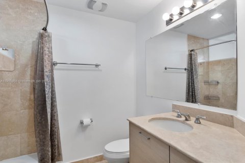Condo in Miami, Florida, 1 bedroom  № 1952210 - photo 12