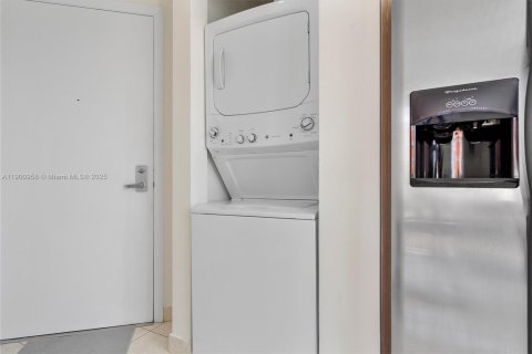 Condo in Miami, Florida, 1 bedroom  № 1952210 - photo 13