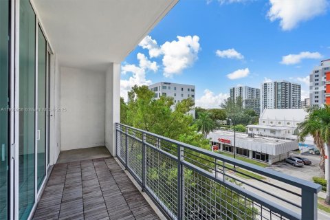 Condo in Miami, Florida, 1 bedroom  № 1952210 - photo 15