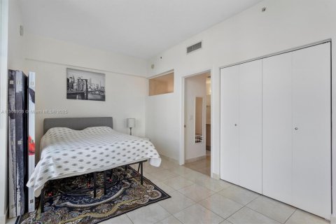 Condo in Miami, Florida, 1 bedroom  № 1952210 - photo 9