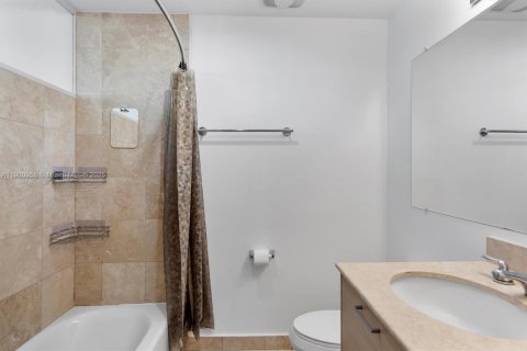 Condo in Miami, Florida, 1 bedroom  № 1952210 - photo 11