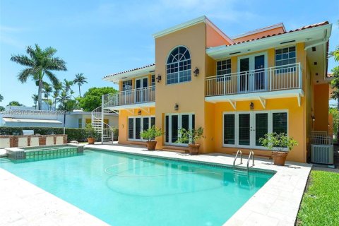 Villa ou maison à Miami Beach, Floride 5 chambres, 558.44 m2 № 2064179