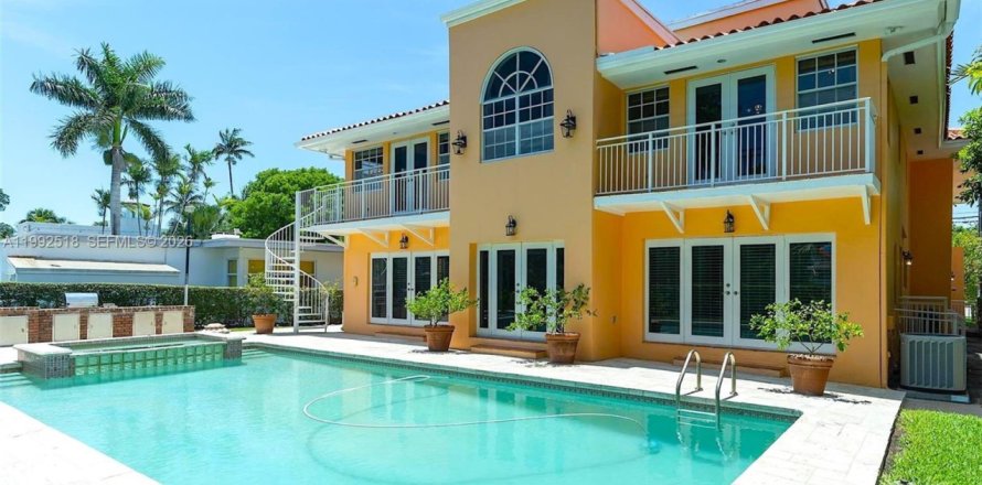 Villa ou maison à Miami Beach, Floride 5 chambres, 558.44 m2 № 2064179