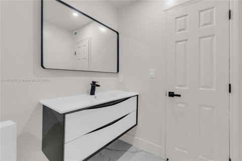 House in Miami, Florida 3 bedrooms, 104.05 sq.m. № 1925392 - photo 11