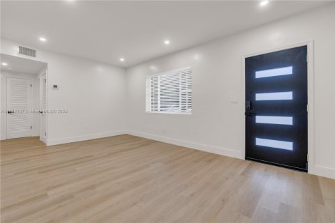 House in Miami, Florida 3 bedrooms, 104.05 sq.m. № 1925392 - photo 16