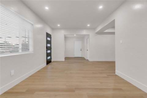 House in Miami, Florida 3 bedrooms, 104.05 sq.m. № 1925392 - photo 18