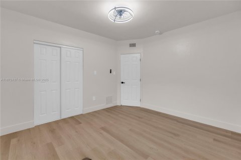 House in Miami, Florida 3 bedrooms, 104.05 sq.m. № 1925392 - photo 14