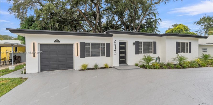 House in Miami, Florida 3 bedrooms, 104.05 sq.m. № 1925392