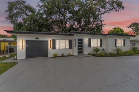 House in Miami, Florida 3 bedrooms, 104.05 sq.m. № 1925392 - photo 2