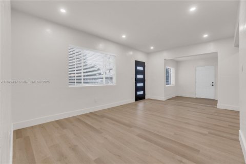 House in Miami, Florida 3 bedrooms, 104.05 sq.m. № 1925392 - photo 17