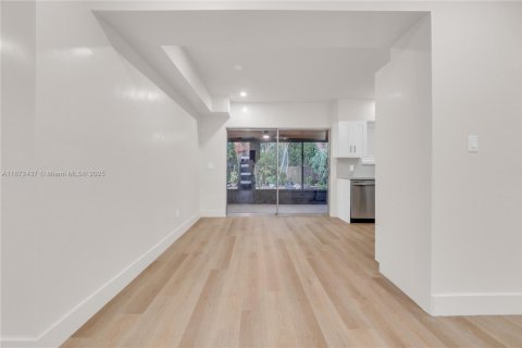 House in Miami, Florida 3 bedrooms, 104.05 sq.m. № 1925392 - photo 21