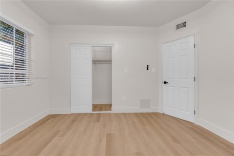 House in Miami, Florida 3 bedrooms, 104.05 sq.m. № 1925392 - photo 15