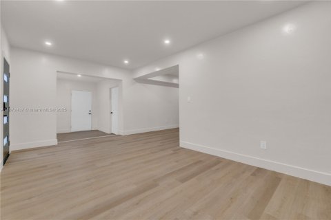 House in Miami, Florida 3 bedrooms, 104.05 sq.m. № 1925392 - photo 19