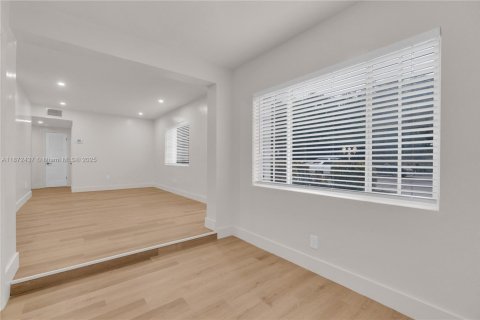 House in Miami, Florida 3 bedrooms, 104.05 sq.m. № 1925392 - photo 20