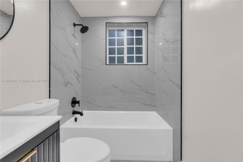 House in Miami, Florida 3 bedrooms, 104.05 sq.m. № 1925392 - photo 8