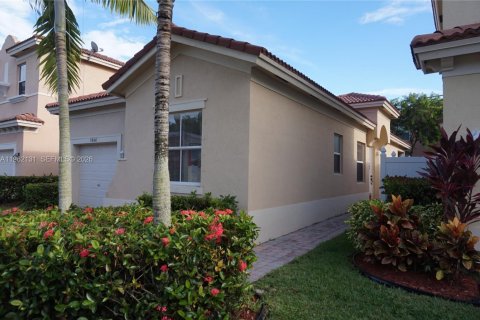 Снять в аренду виллу или дом в Хомстед, Флорида 3 спальни, 130.81м2, № 2023761 - фото 2