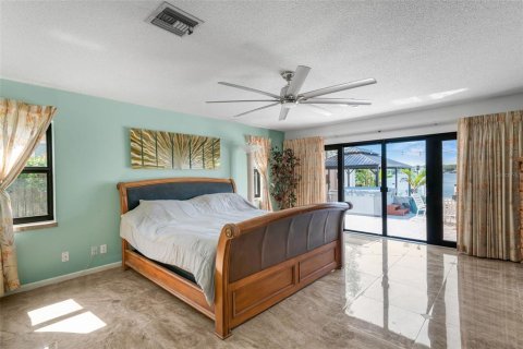 House in Crystal River, Florida 5 bedrooms, 344.57 sq.m. № 1644482 - photo 27