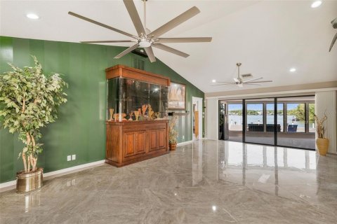 House in Crystal River, Florida 5 bedrooms, 344.57 sq.m. № 1644482 - photo 17