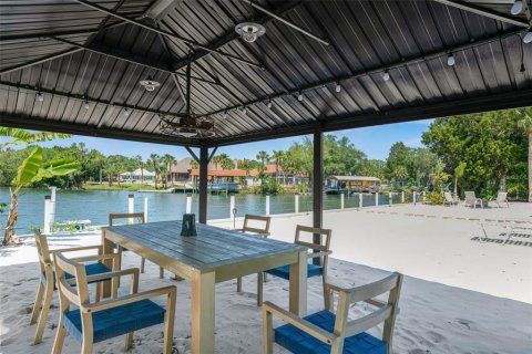 House in Crystal River, Florida 5 bedrooms, 344.57 sq.m. № 1644482 - photo 9