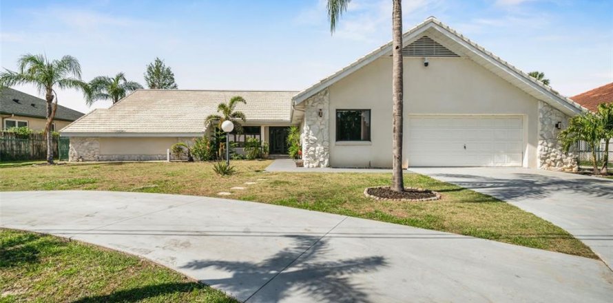 House in Crystal River, Florida 5 bedrooms, 344.57 sq.m. № 1644482