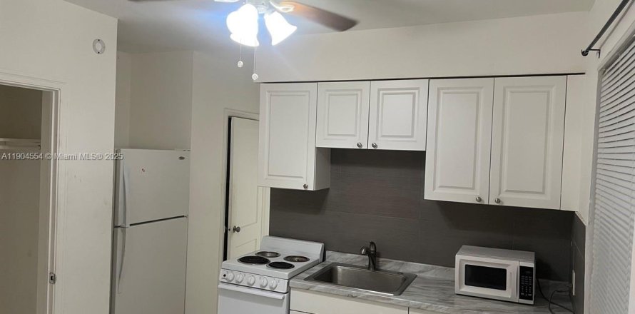 Studio in Hollywood, Florida № 1956584