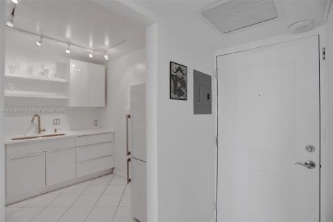 Condo in Sunny Isles Beach, Florida, 1 bedroom  № 1706303 - photo 17
