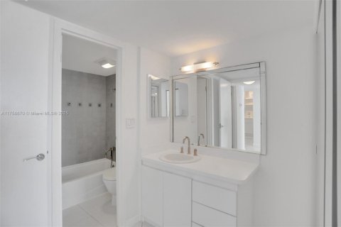 Condo in Sunny Isles Beach, Florida, 1 bedroom  № 1706303 - photo 20