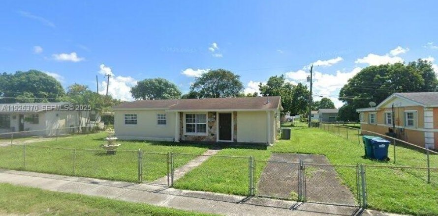 Дом в Майами-Гарденс, Флорида 3 спальни, 153.85м2 № 1986393