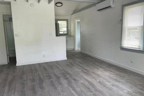 Casa en venta en Tampa, Florida, 2 dormitorios, 60.94 m2 № 2224547 - foto 7