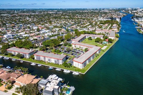 Condo in Lighthouse Point, Florida, 2 bedrooms  № 1172437 - photo 1